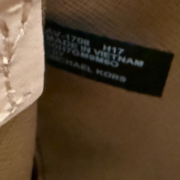 Michael Kors Mercer Love Detailed Messenger Handbag - Picture 14 of 16